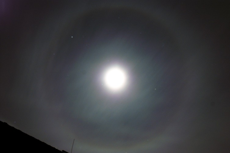 Moon halo on 2006 Nov 08: 01
