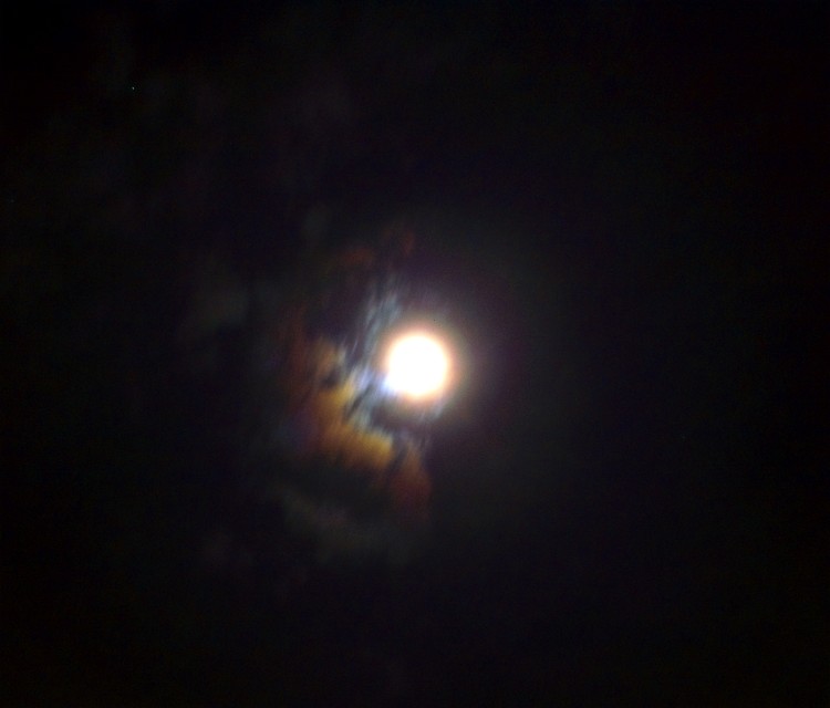 Moon corona on 2006 Nov 08: 06