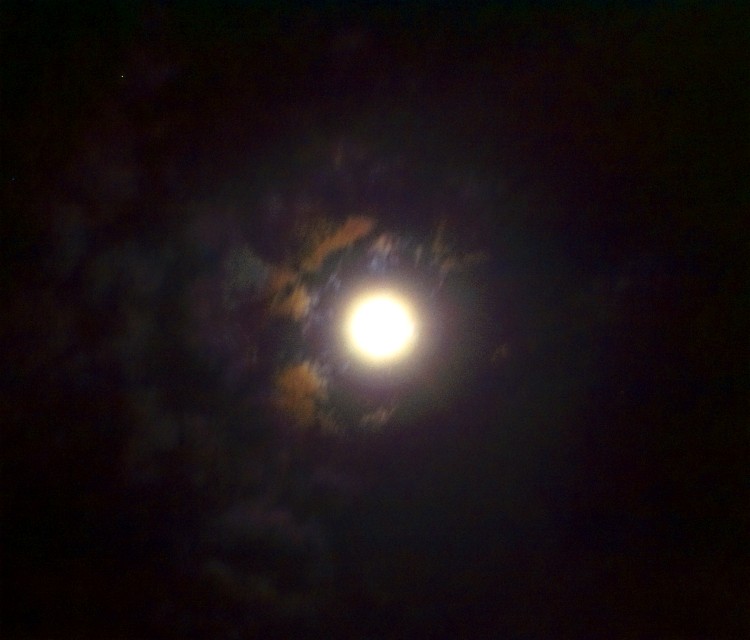 Moon corona on 2006 Nov 08: 07